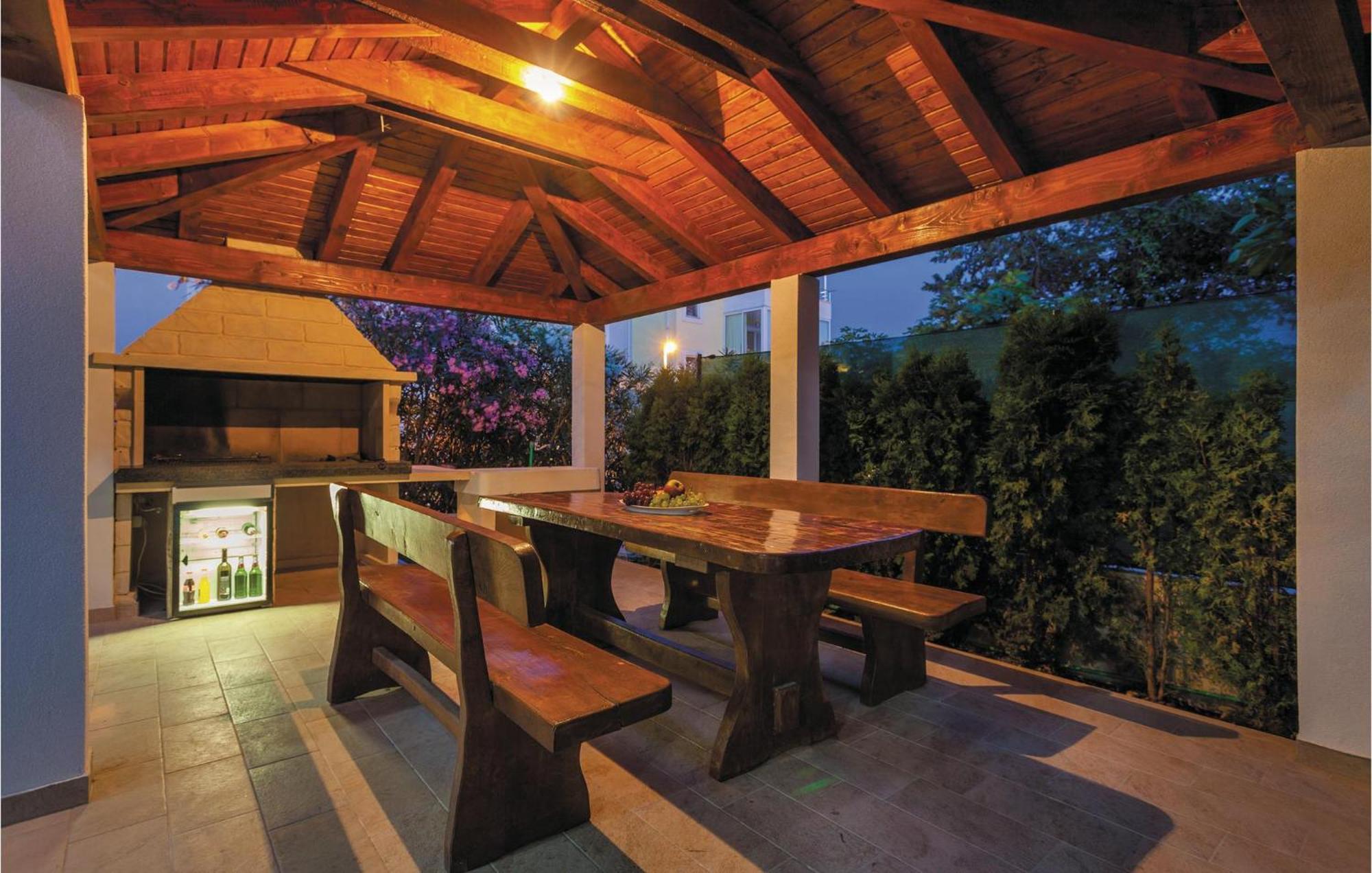 Amazing Apartment In Kastel Stafilic With Jacuzzi Kaštela Exterior foto