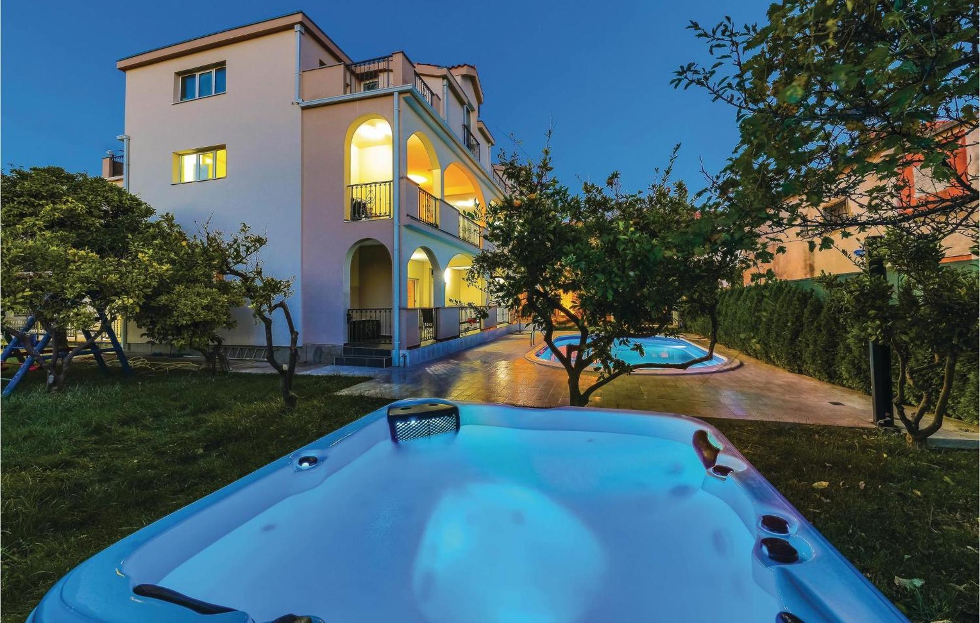 Amazing Apartment In Kastel Stafilic With Jacuzzi Kaštela Exterior foto