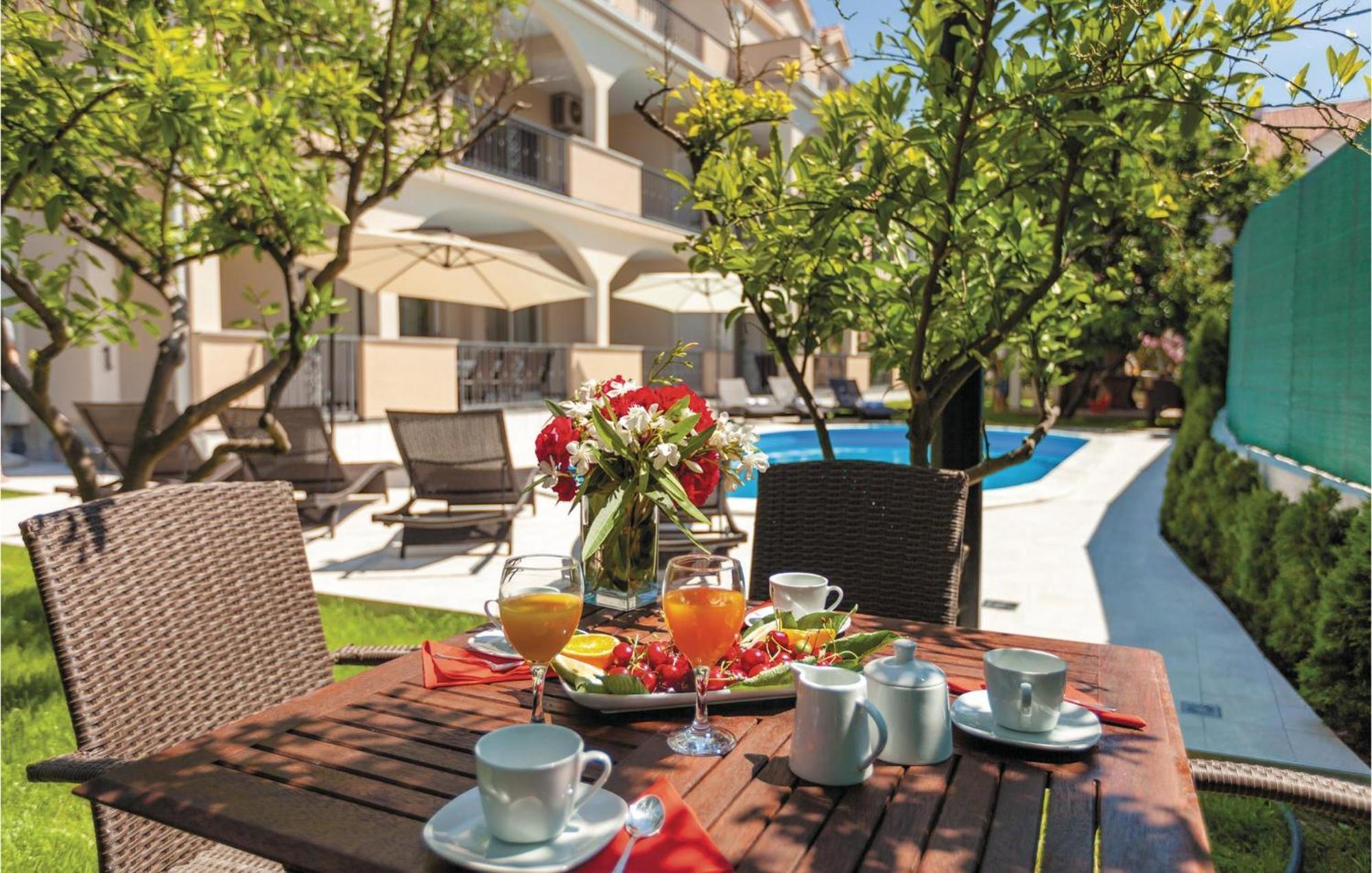 Amazing Apartment In Kastel Stafilic With Jacuzzi Kaštela Exterior foto