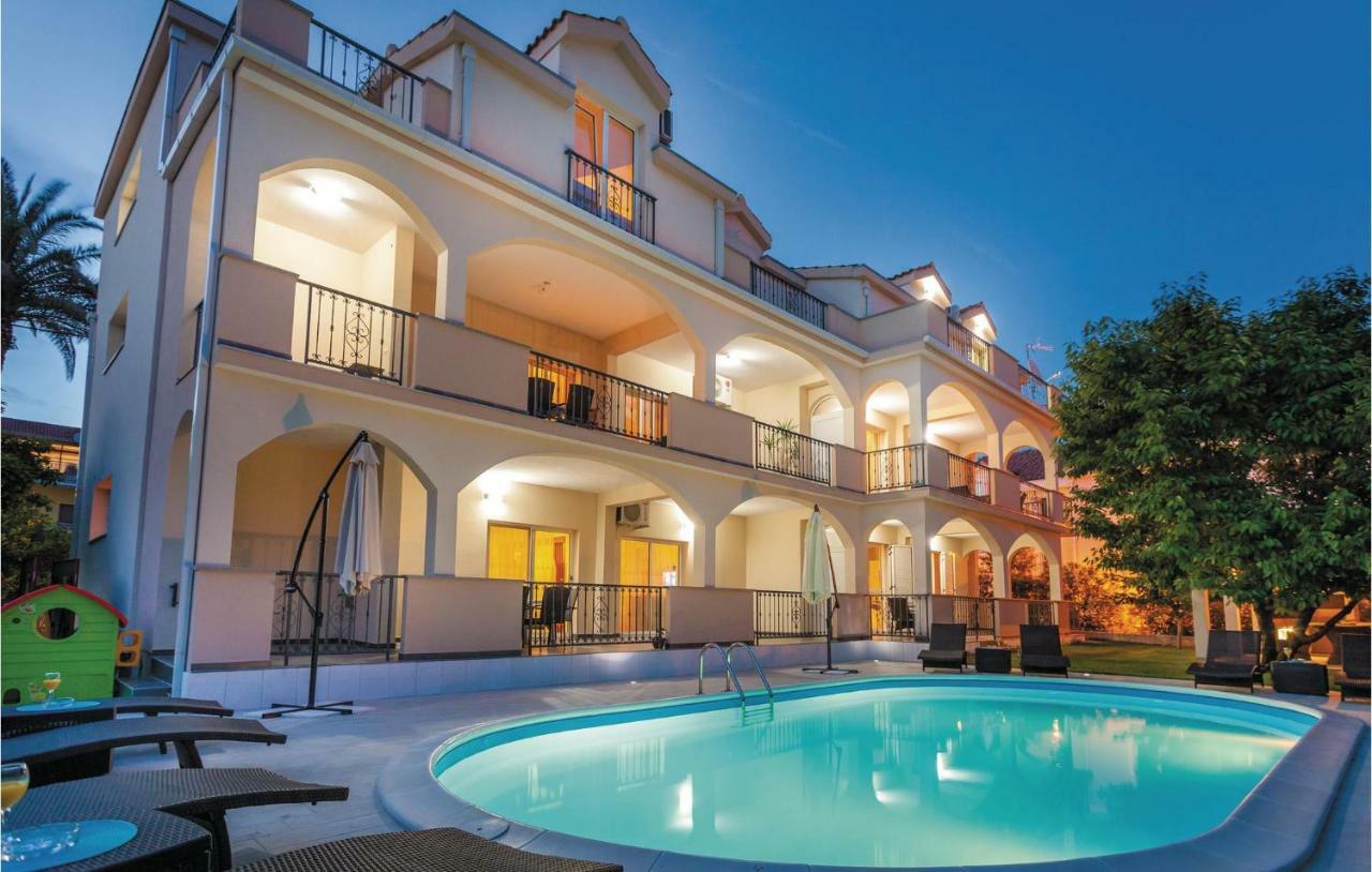 Amazing Apartment In Kastel Stafilic With Jacuzzi Kaštela Exterior foto